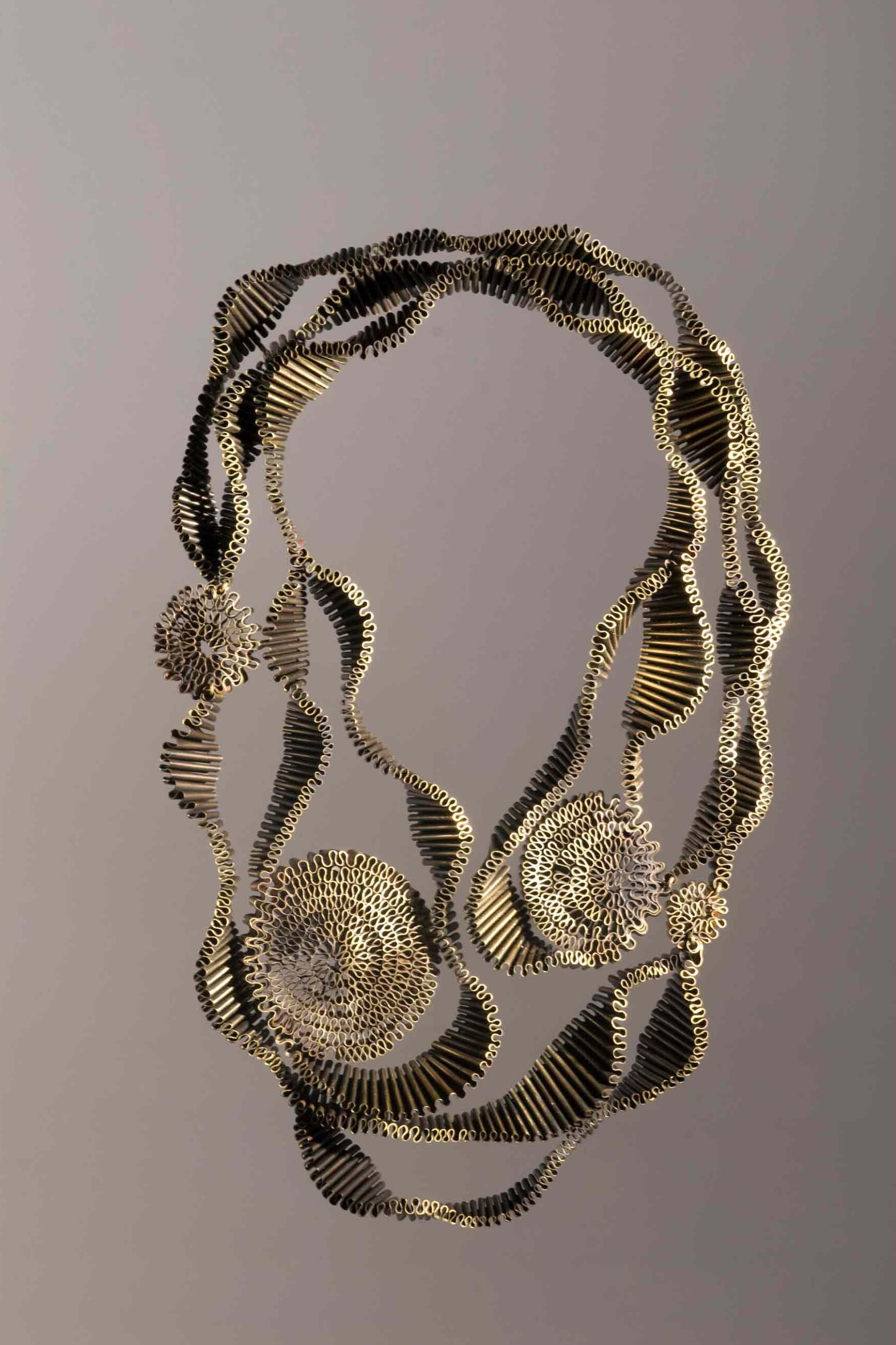 Collar-Panal-bronce-sulfurado-Marina-Massone-entrevista-La-Joyeria-de-Autor