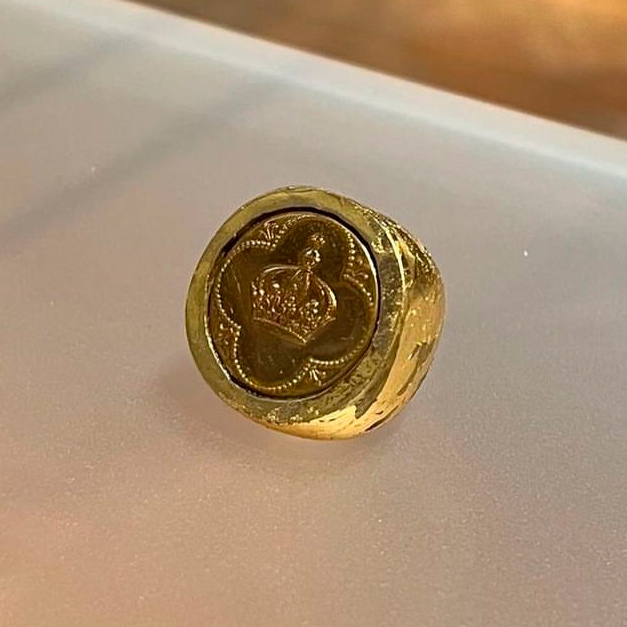 anillo-bronce-papel-de-oro-boton-metalico-antiguo-Monique-Lecouna-entrevista-La-Joyeria-de-Autor